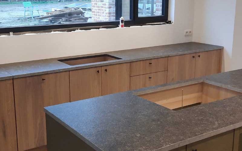 Plaatsing keuken en tafelbladen